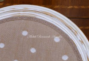 Sedia poltroncina in legno stile classico con finitura molto anticata e consumata tipo shabby